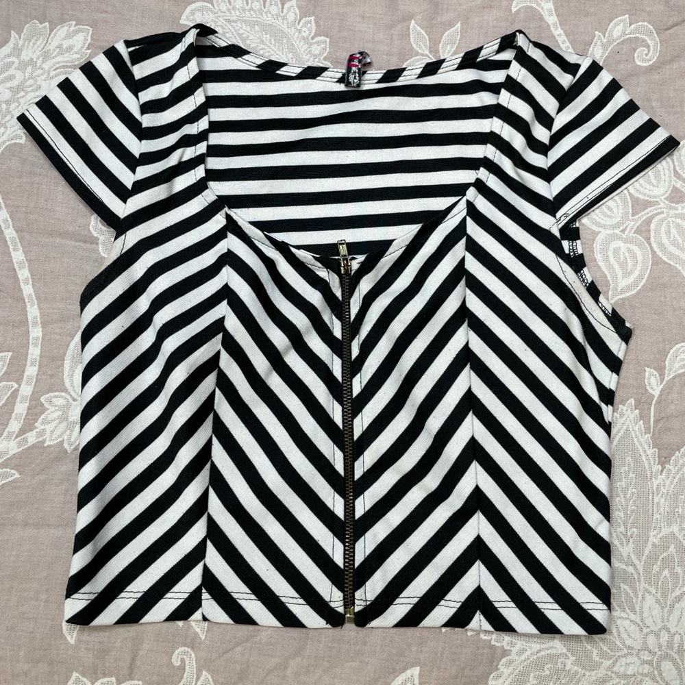 Black & white Chevron style crop top